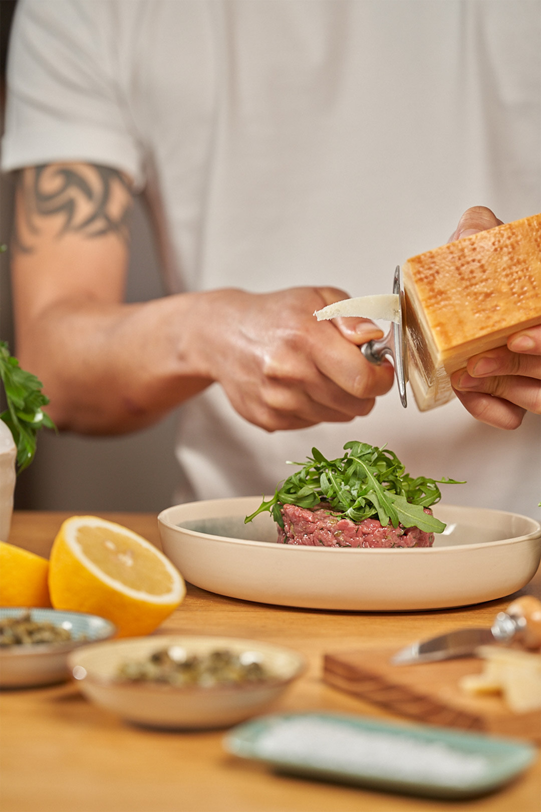 Monari-Federzoni-Tartar-di-manzo-con-salsa-di-senape,-rucola-e-parmigiano-01