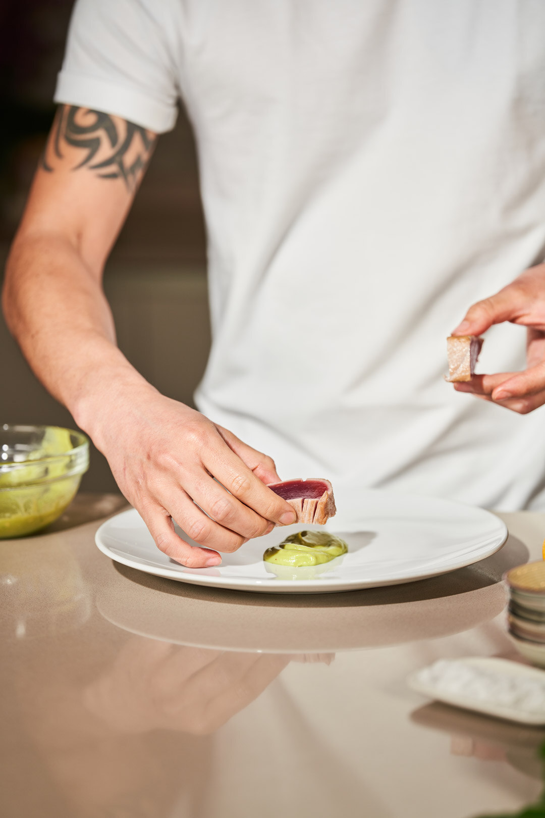 Monari-Federzoni-Tranci-di-tonno,-cremoso-di-avocado,-vinaigrette-con-aceto-di-mele-03