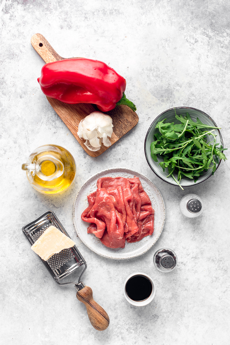 Spiedini di carpaccio con peperoni e rucola def-1